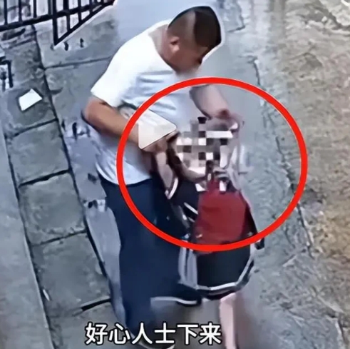 在湖南娄底，一位英勇无畏的老爷爷挺身而出，阻止了陌生男子对女童的不当拖拽，他的行
