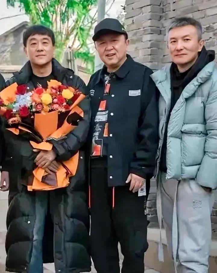 中间的是相声演员于谦，而左边抱鲜花的是谁？他演技精湛，角色拿捏的很到位，一点都不