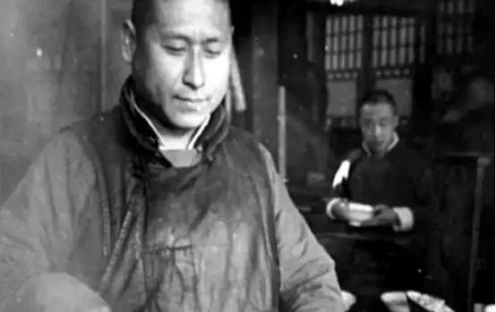 1949年，代号“608”的地下党，因唯一的交通员病逝，和党组织失联。这时，他想