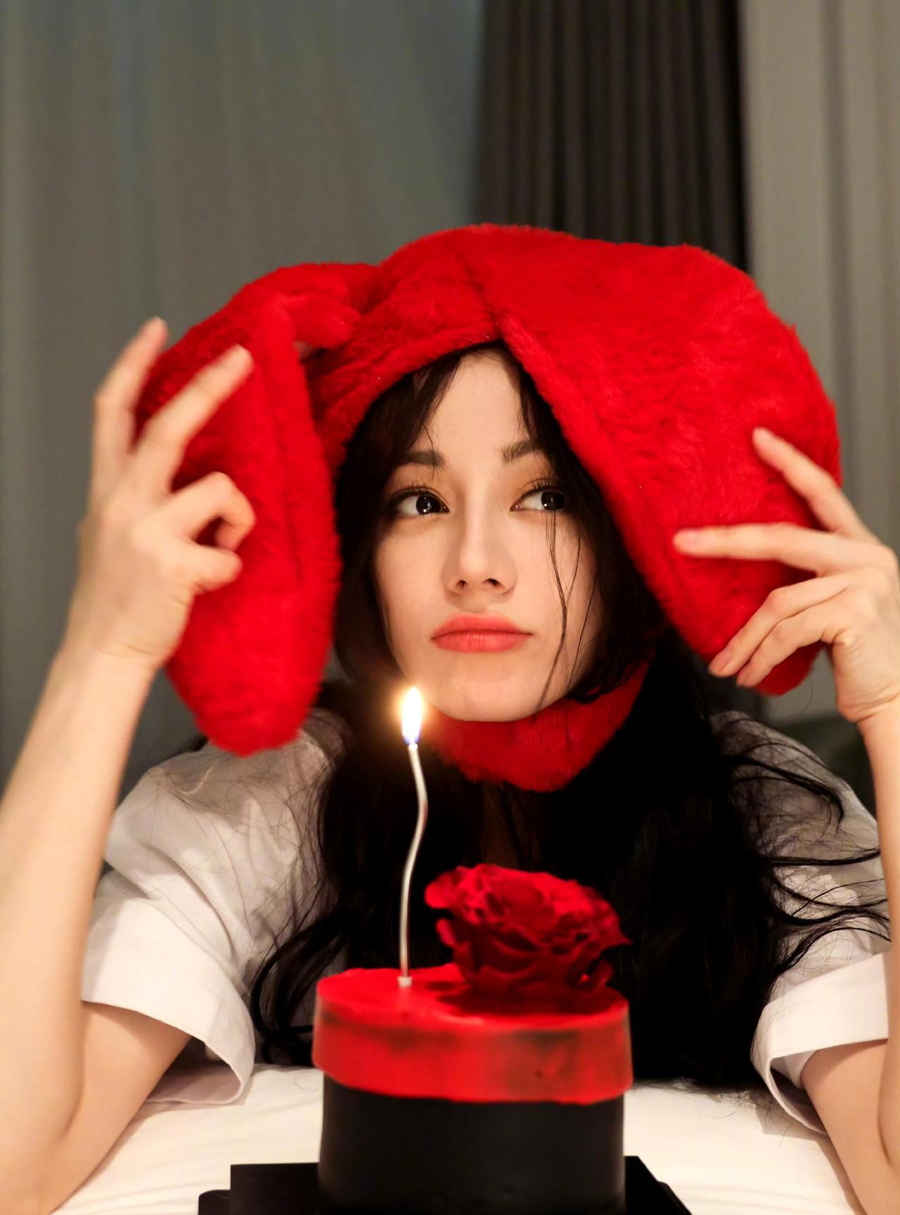 迪丽热巴生日蛋糕有点小，
她好喜欢这种稀奇古怪的帽子，这次是红色的兔耳朵，之前还