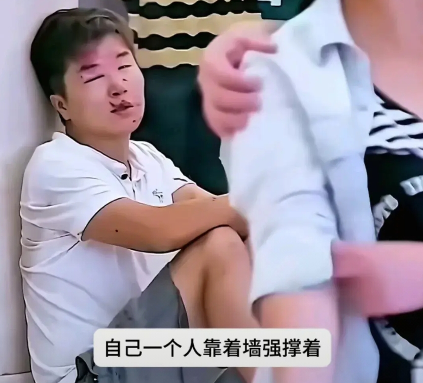 夫妻俩不幸双双遭遇车祸，丈夫自己重伤，却让医生先救妻子，那一刻，他仿佛忘却了自己