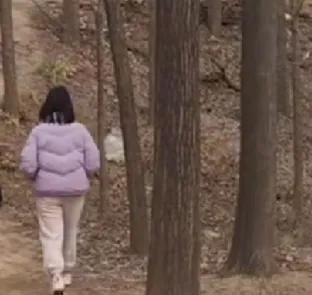 京京的心突然加快了，她远远地看到他，正朝正这边走来，她索性加快脚步，躲进了东南角