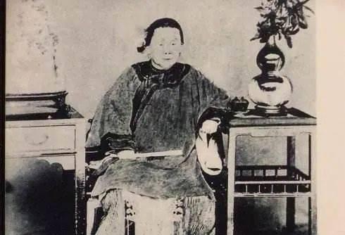 [微风]1868年，45岁的李鸿章看到母亲露在轿帘外的脚，忙低声说：“娘，你把脚