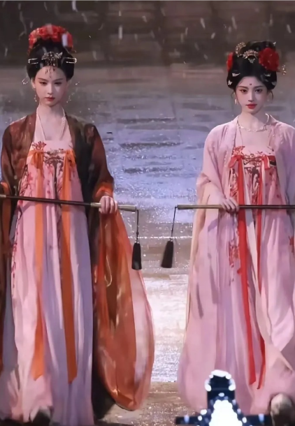 有人说，天然脸陈都灵不如人工脸鞠婧祎漂亮，但个人觉得倒像是妆容的锅