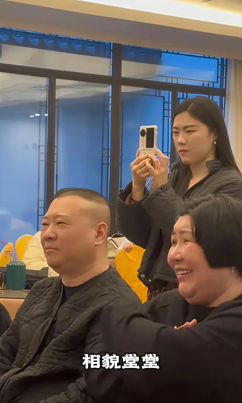 郭德纲的笑容太抢镜啦！依然头发稀疏，一看就是幽默的笑星，肉嘟嘟的脸蛋，郭德纲舞台