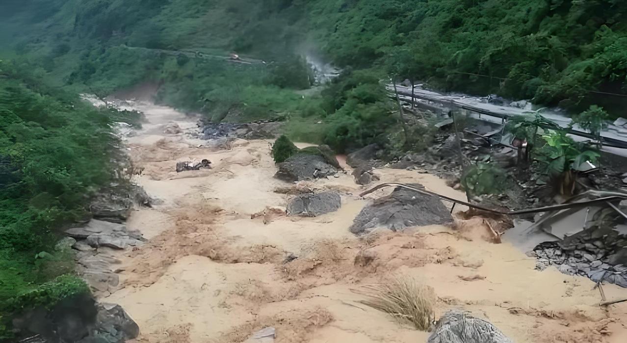 躲过什么，也躲不过意外啊！
太原那一家5口，去威海旅游，走在小区里内部路上，竟然