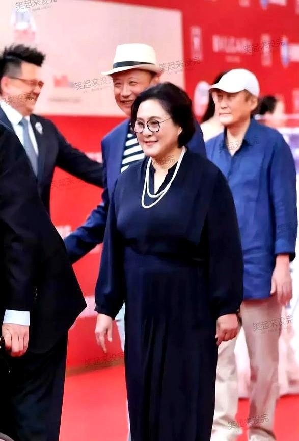 天啊！
看演员张芝华变化太大了，都胖圆了，都看不到腰了，不过脸色特别好，皮肤白皙