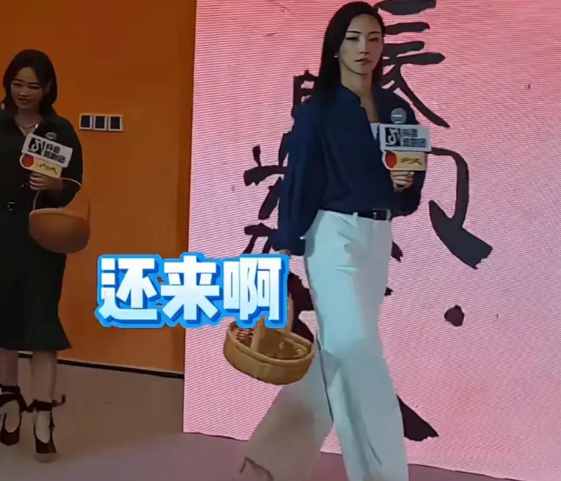 那尔那茜毕竟还是个小姑娘，参加活动当众被骂“龟 孙”，第一时间还是有点惊慌，不过