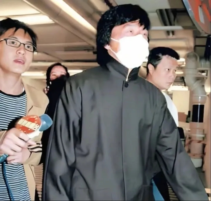 2003年，梅艳芳病重期间，成龙前往医院探望时的一幕，两人是多年的好朋友