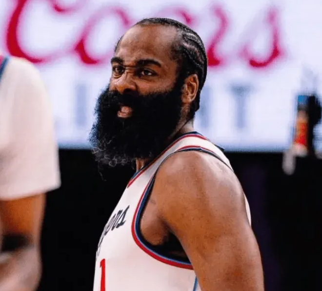 NBA常规赛，快船对阵尼克斯。
据船记报道，詹姆斯-哈登因为右肩酸痛出战存疑。