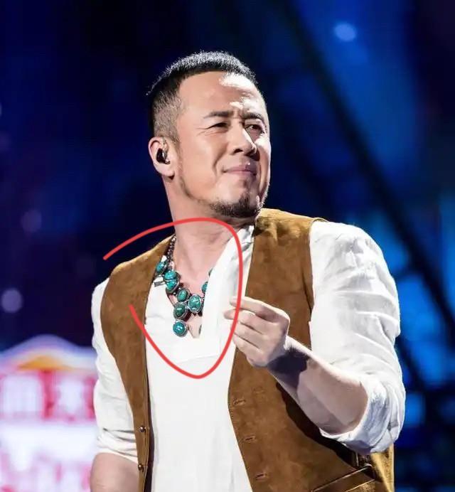 曾毅的手表根本不算啥，
杨坤那条金项链才真正
让人惊掉下巴。
为啥？因为那不是普