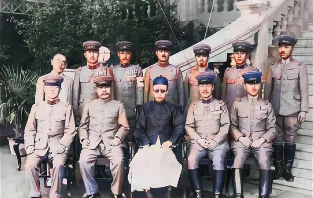 历史老照片：溥仪在天津张园与日本军官的合影。
他们想利用溥仪实现不可告人的目的，