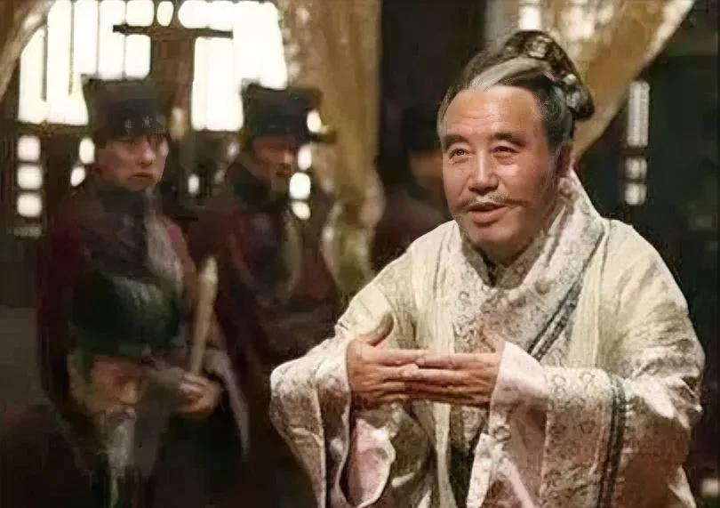 公元前207年，张苍眼睁睁看着刀斧手磨刀霍霍，周围人压着他，一步步推上刑台。
押