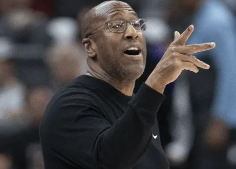 NBA常规赛，尼克斯134-98战胜篮网。赛后，尼克斯主帅迈克-布朗接受了采访，