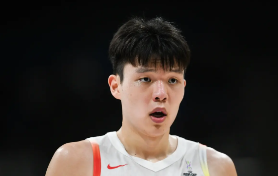 杨瀚森的高位策应和篮下强打是他的强项，还有护框威慑力，国际比赛没有虚的，能盖帽就