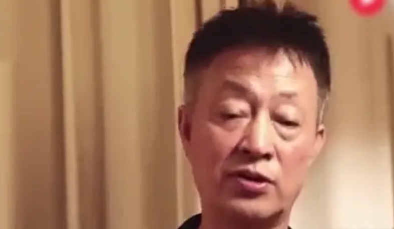 17岁儿子为了救被骚扰的女同学被杀害。行凶后，凶手畏罪潜逃。为了找到凶手，父亲卖