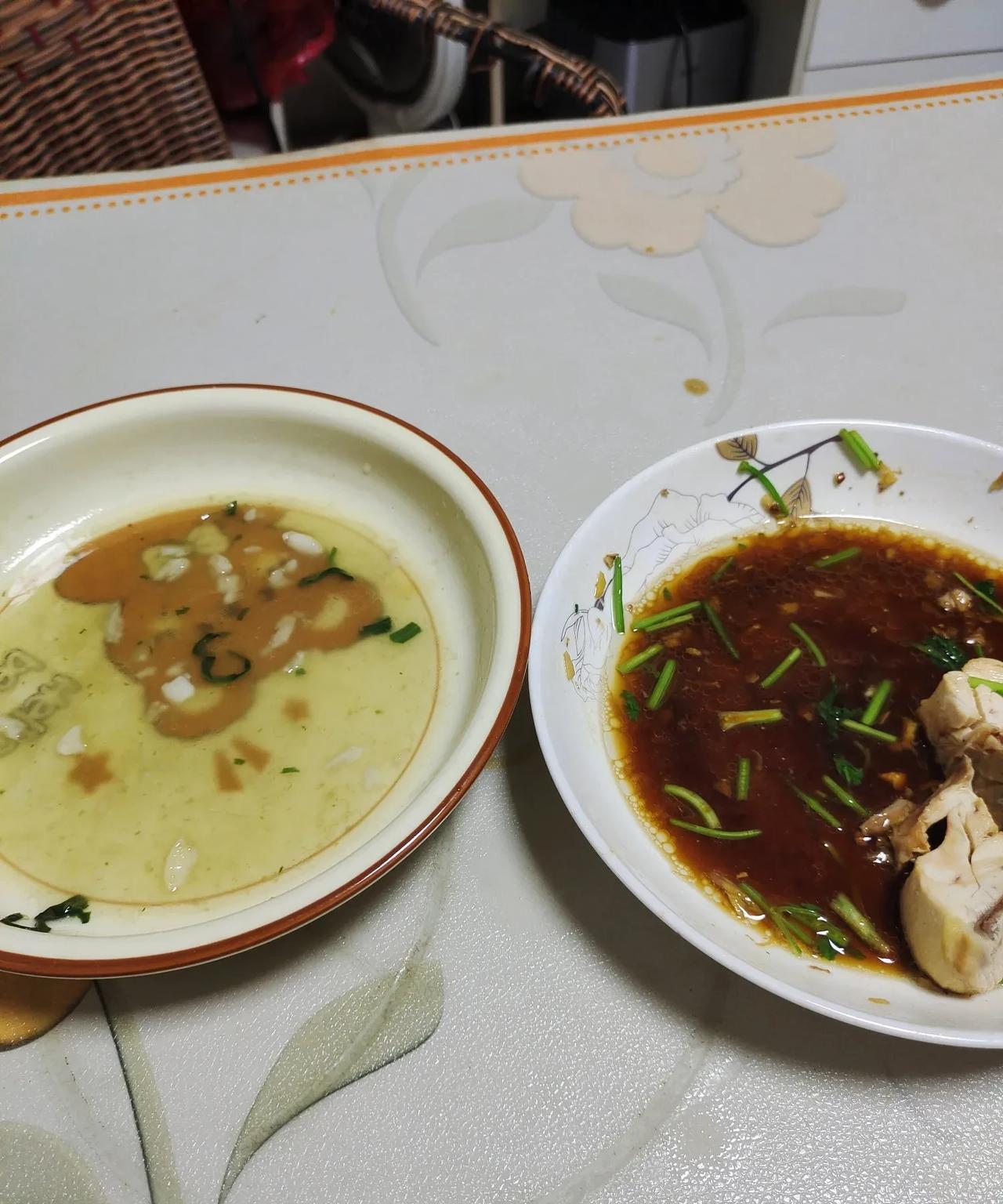 你们家有这样的老公吗？
他最后一个吃饭，
两个菜碟都没有菜了，
他还盖在桌子上，