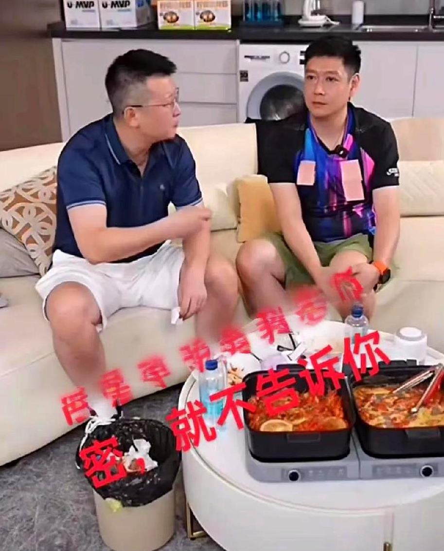 邱指导直播，差点把自己送出去，一会儿送上衣，一会儿送裤子。
现在看直播真得学学说