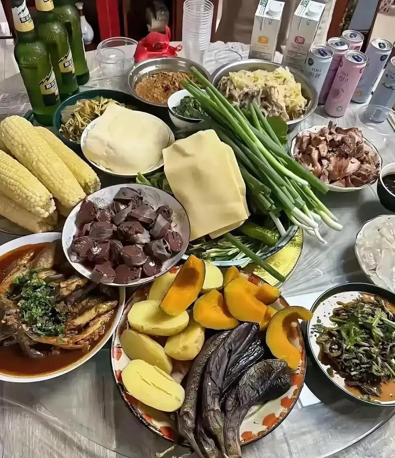南方人看到这桌菜，会不会扭头就走啊。周末刚拿这一桌请过哈尔滨的朋友家里吃饭，啤酒