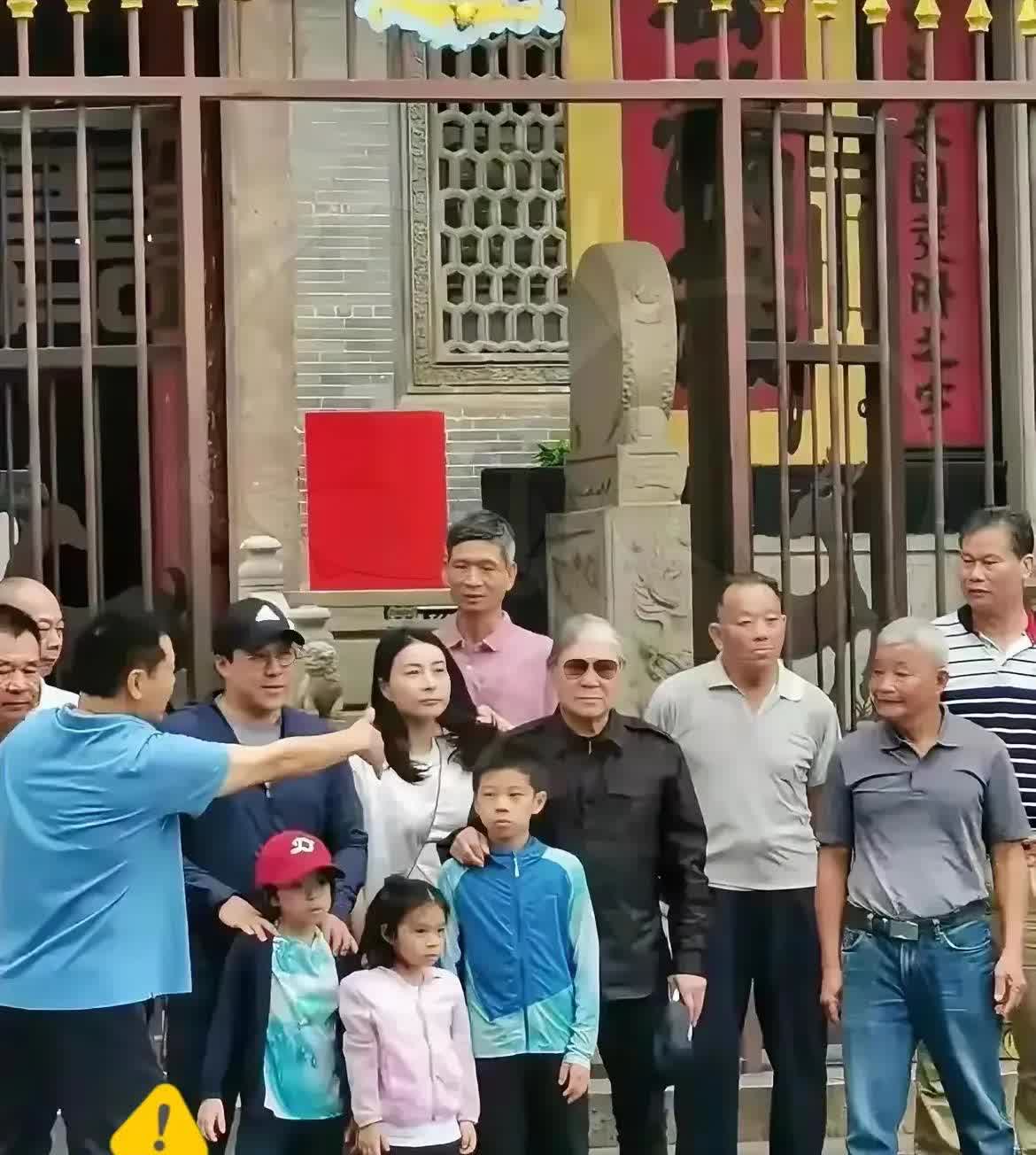 霍震霆带全家回广东番禺扫墓啦，这可是霍家一年一度的大事！现场三代同堂，郭晶晶素颜