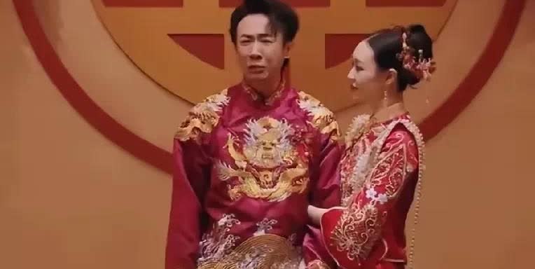 我实在是不明白，
这个男人在婚礼上哭什么？
你说他深情吧，
刚刚新婚他就在