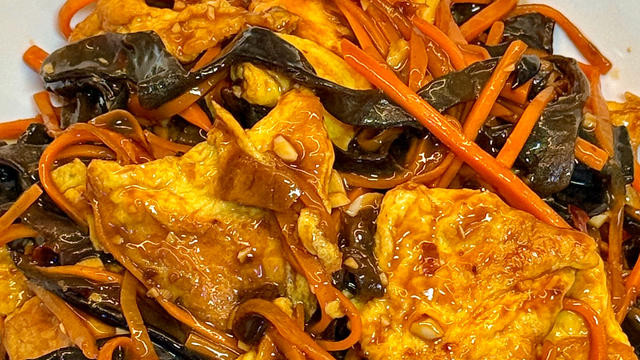 米饭终结者驾到！鱼香鸡蛋一出锅，锅巴都被刮干净