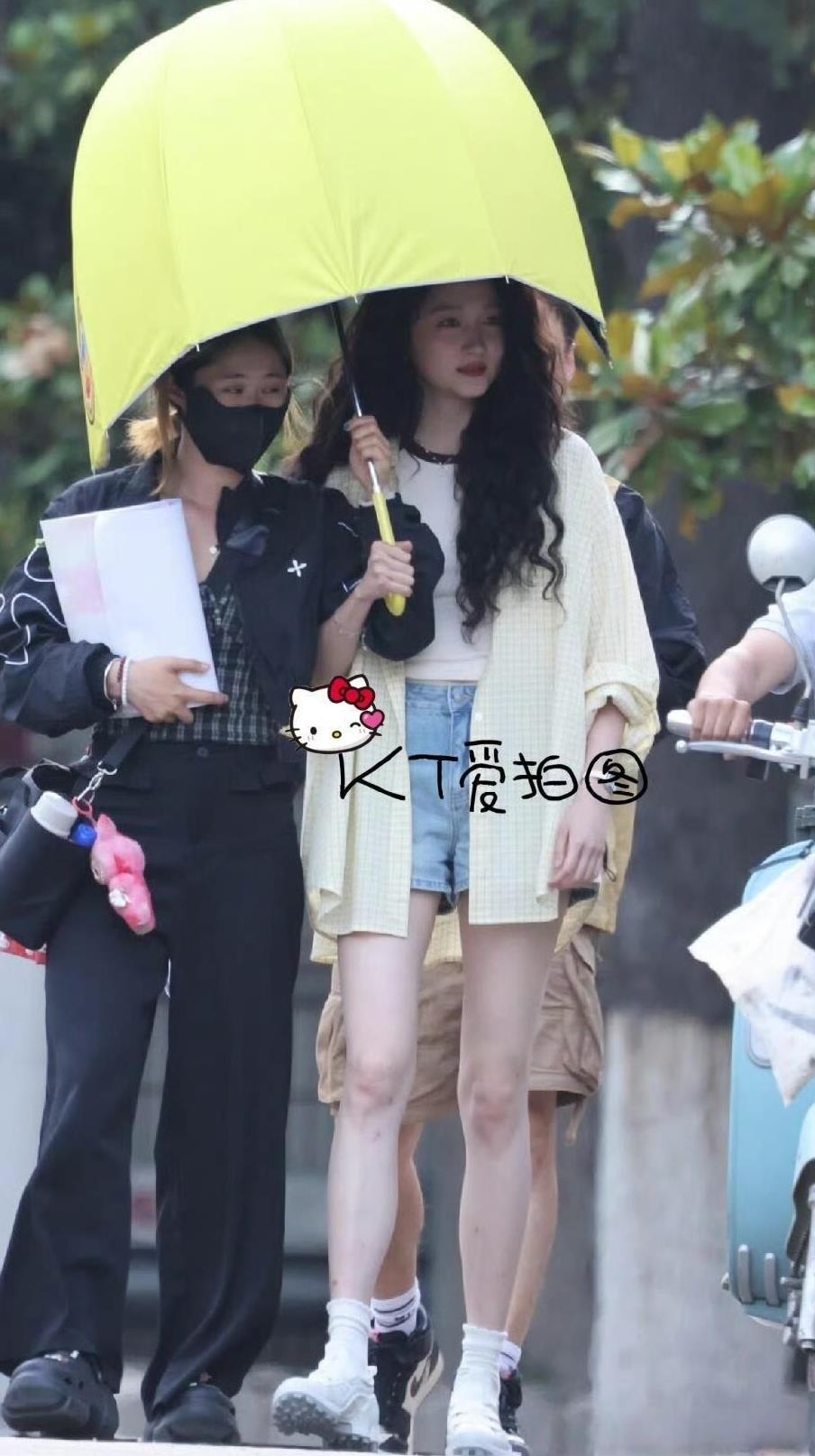 彤姐也太爱头盔伞了吧！家里是攒了好多把？五颜六色的，这是打算把彩虹色全凑齐吗？