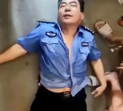 2021年，杨旭恒连续救出51人，之后因体力不支被巨浪冲走，失联长达10多个小时