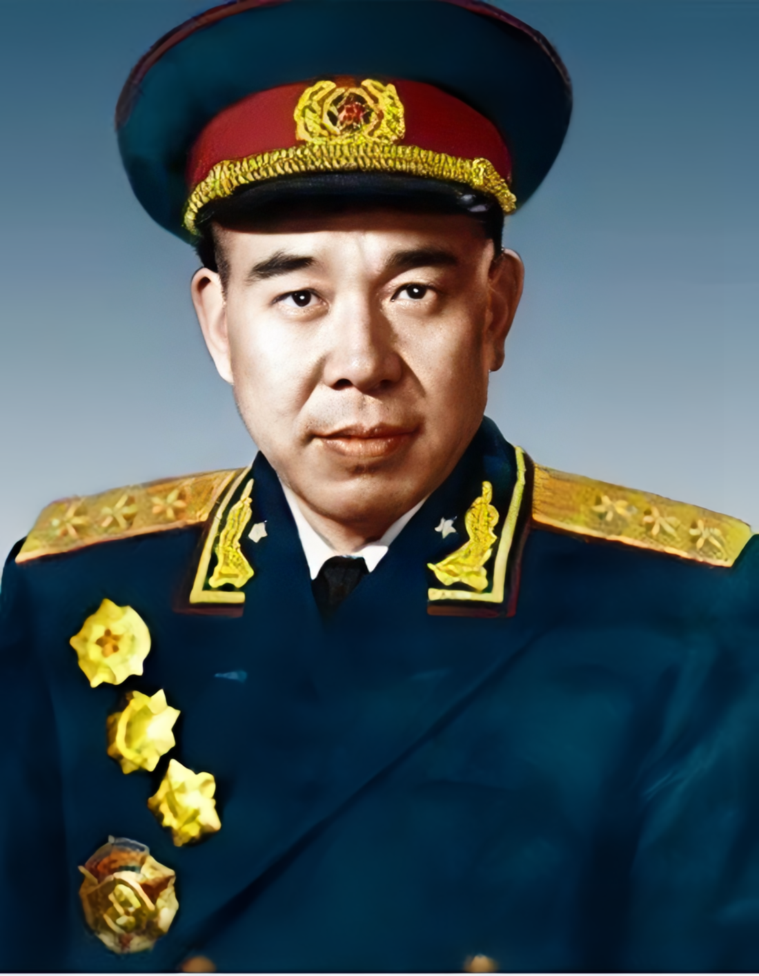 1957年，广州军区司令员黄永胜陪同苏联顾问，视察47军打靶训练。苏联顾问突然提