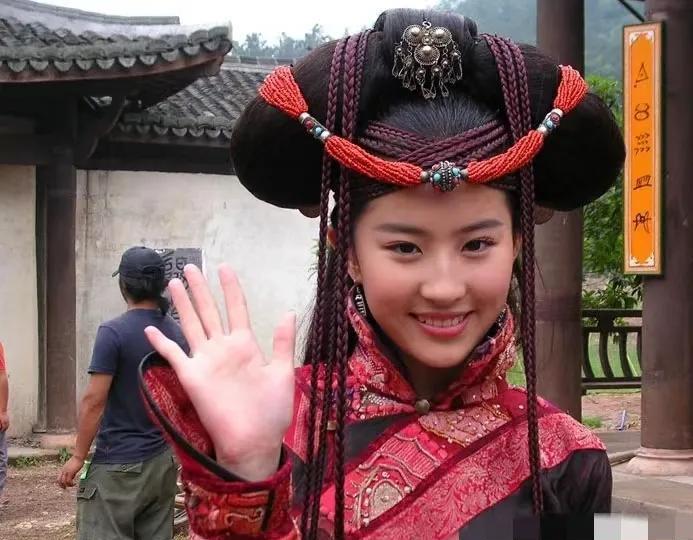 仙剑花絮，刘亦菲真的太漂亮了，稀奇古怪的造型完全不影响美貌。#刘亦菲#
