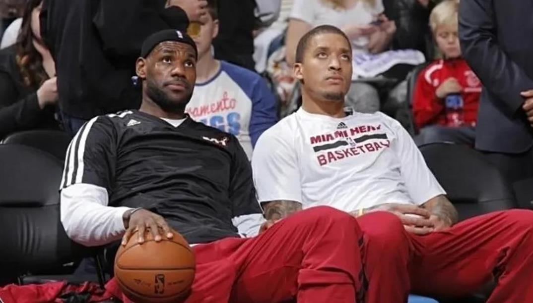 比斯利忆与詹姆斯过往：从选秀派对互呛到暖心赠鞋
前NBA球员迈克尔·比斯利近日在