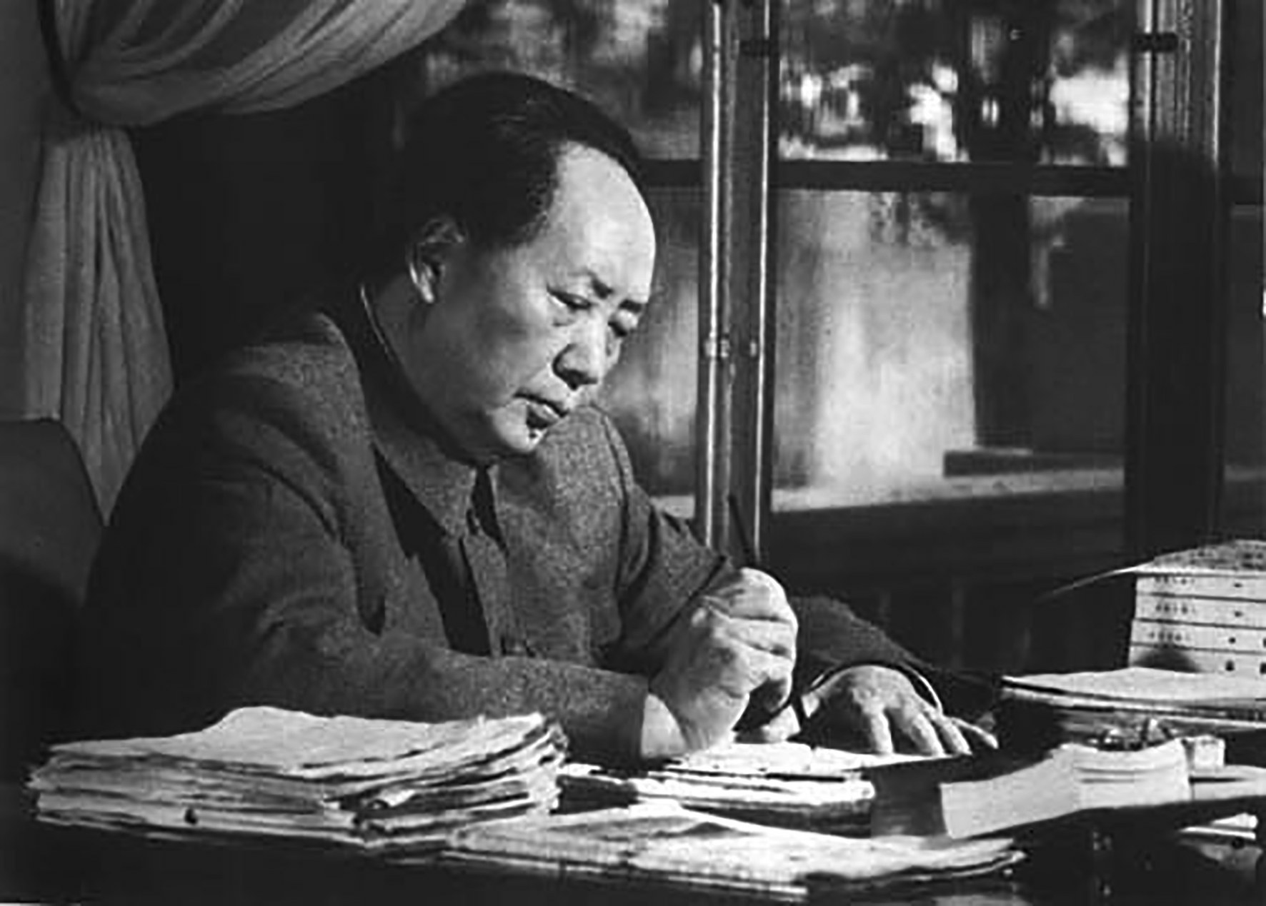 领导人不要集中在北京！”
1969年，新中国国庆后，毛主席当即下达了这番指示。而