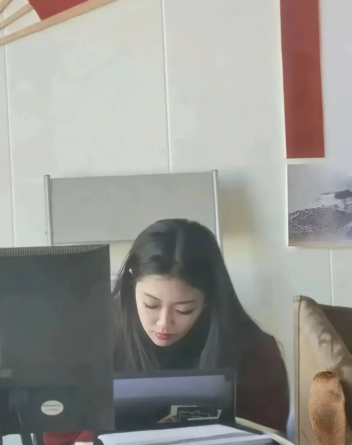 又是被同事偷拍的一天！