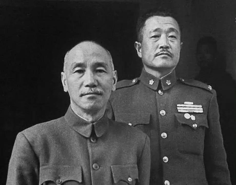 蒋介石跟他的爱将杜聿明在一起，两个人一脸沧桑，死气沈沈，似乎看不出一点英武之气。