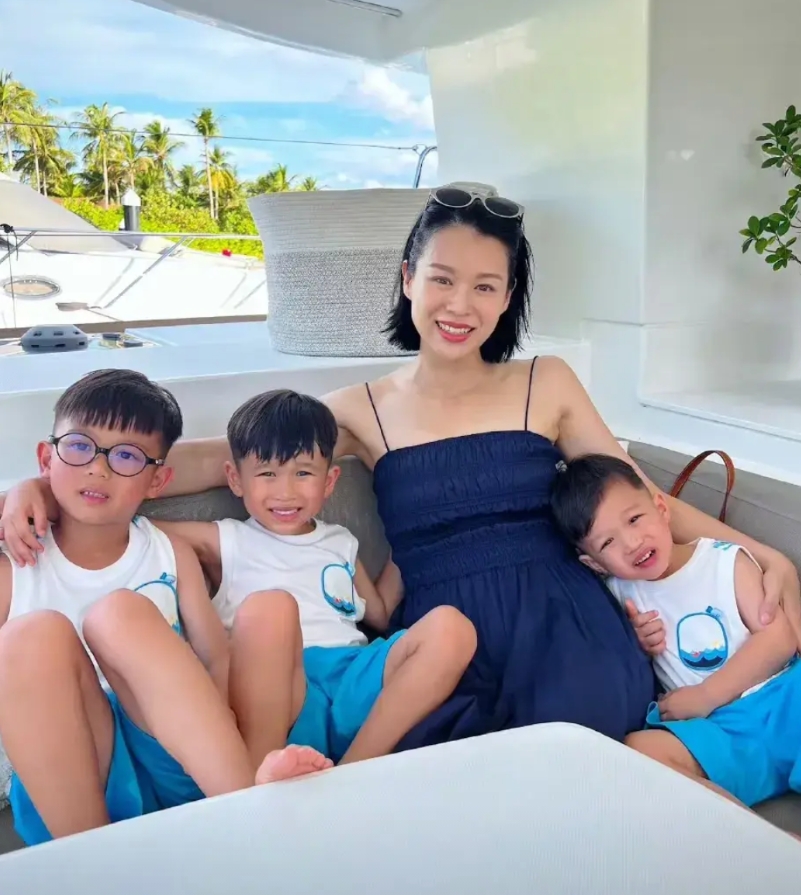 胡杏儿的3个儿子现状，
大儿子李奕霆，7岁。就读香港蔡继有学校，去年来广州军训一
