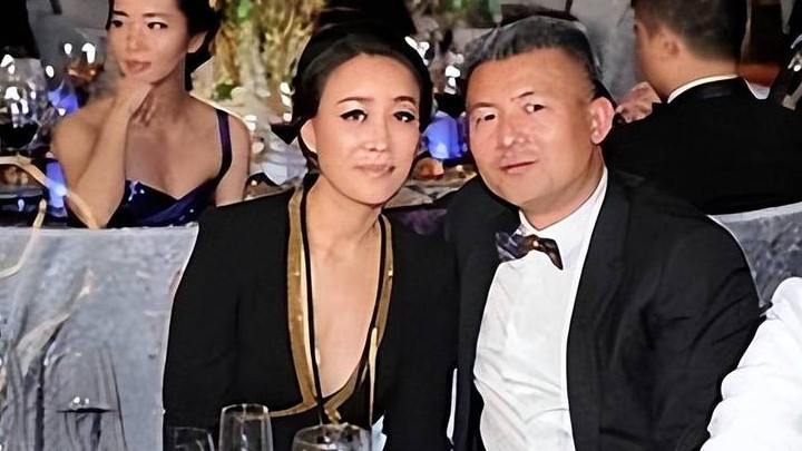 那英老公疑似出轨现场曝光，深夜酒吧与一女子十指紧扣