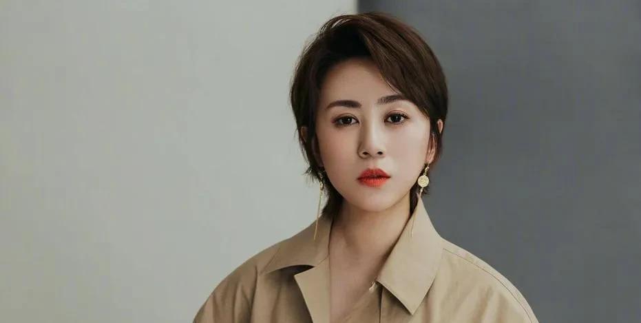 #你觉得演员马丽是一个幽默的人吗#
马丽是一个幽默的人，这话不假。有次记者问马丽