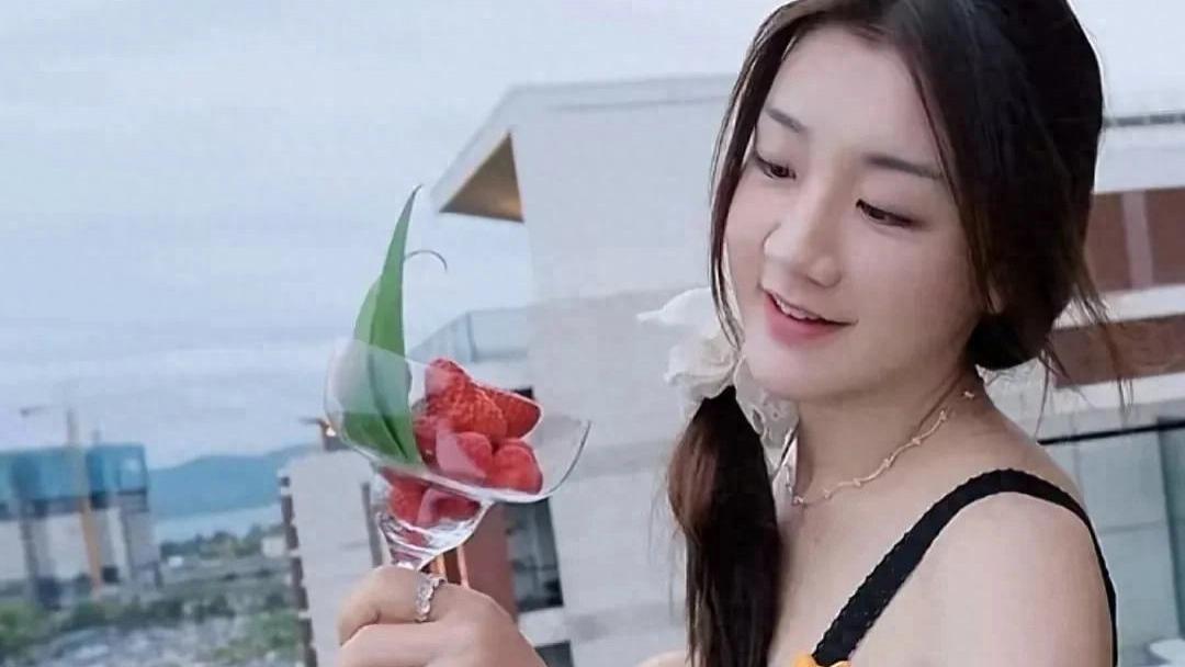 31岁陈梦在三亚住五星酒店，晒吊带装，美若仙女，戴眼镜竟那么美
