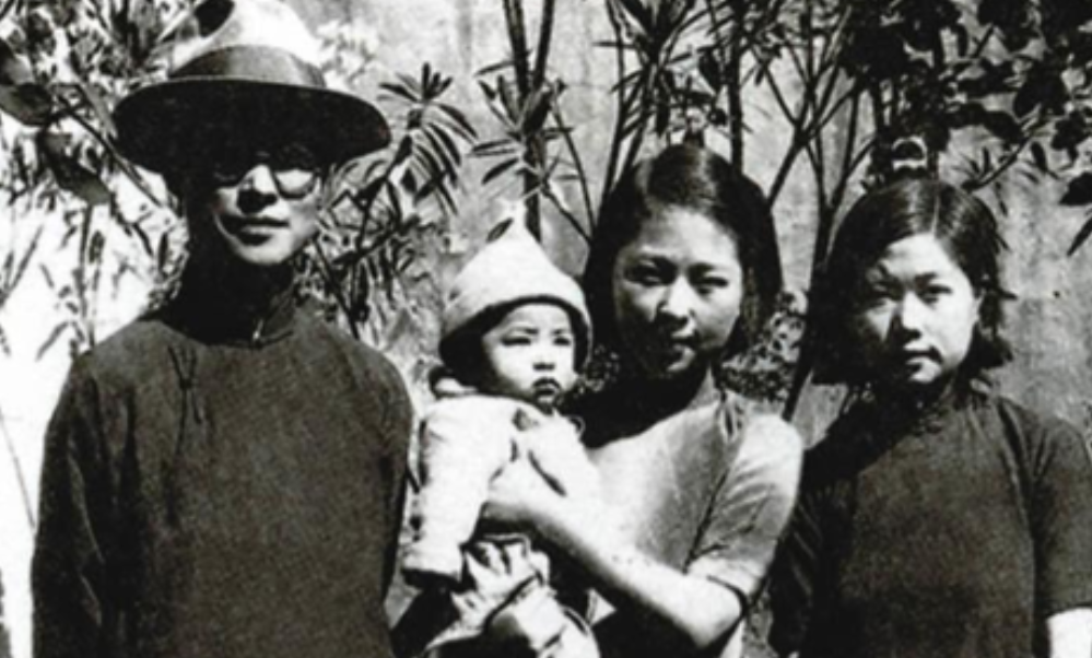 1949年，沈从文喝下煤油割腕自尽，被送往医院，他想拉妻子的手，妻子却甩开了。后