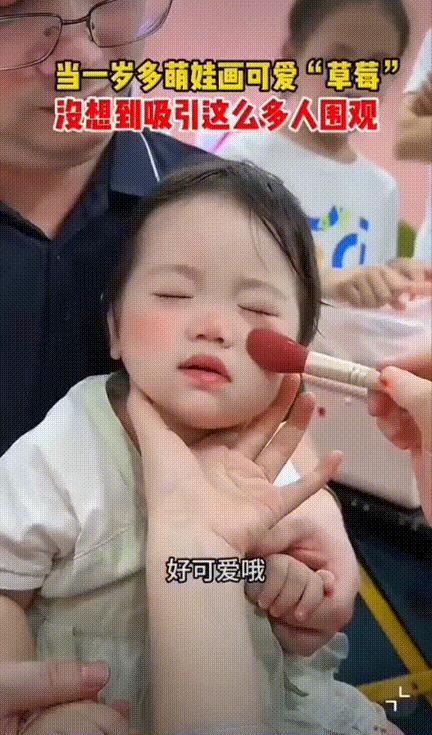 太可爱了！28岁女生凭手艺在儿童乐园给小朋友画脸部彩绘，碰到了一个父亲抱着1岁的