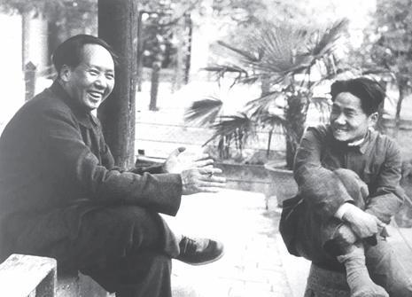 #老照片#
1949年，毛主席与儿子毛岸英，在香山双清别墅的合影留念。父子情深，