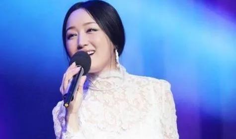 杨玉莹终于以其标志性的甜美声线，温柔拥抱了天后王菲的殿堂之作——《传奇》。当那熟
