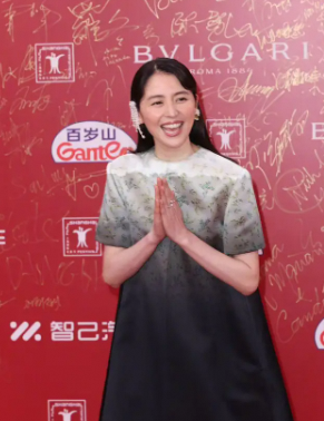 长泽雅美亮相上影节闭幕红毯 碎花长裙尽显优雅