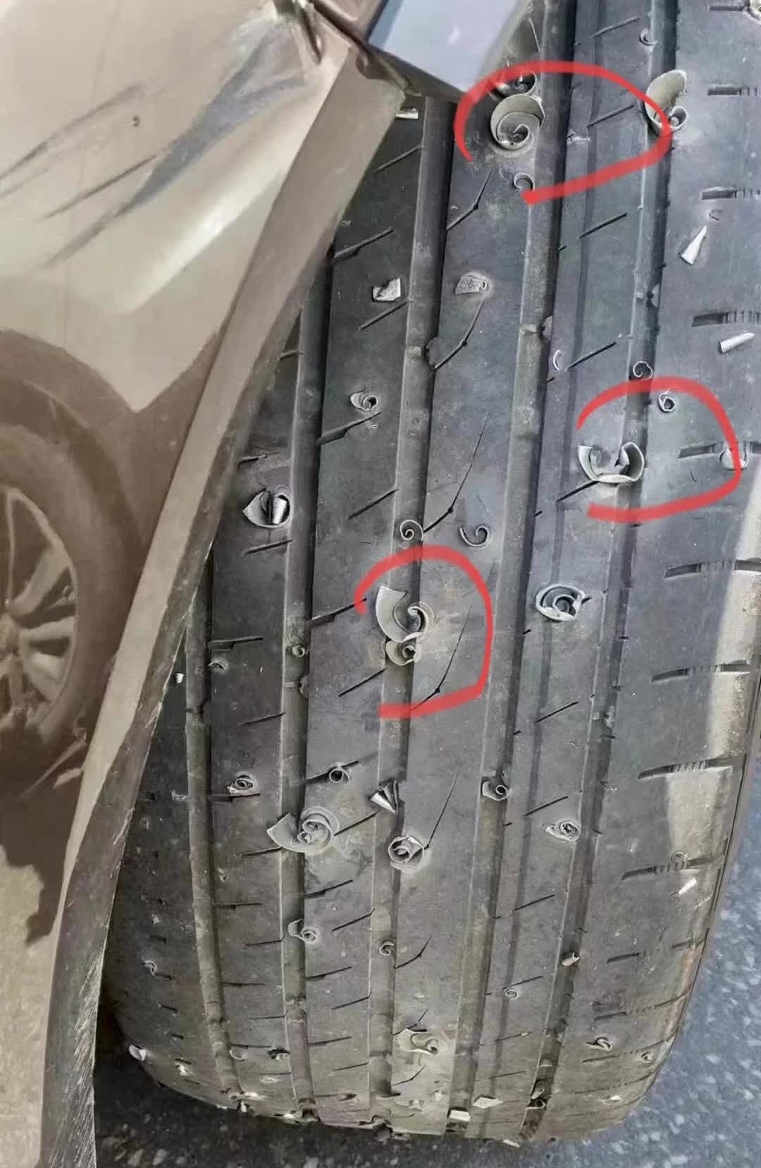 大家帮我看一下
这轮胎还能用吗？
该换还是补？
