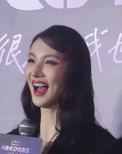 演员金晨的幼态脸，笑起来好尴尬，她本来长得挺有特色挺好看的，不知道为什么要沦为网