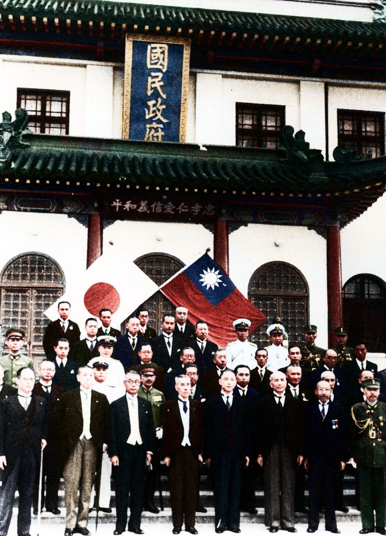 1942年9月，汪精卫、褚民谊在伪政府大礼堂接待日本使节团。伪政府不被国际承认，