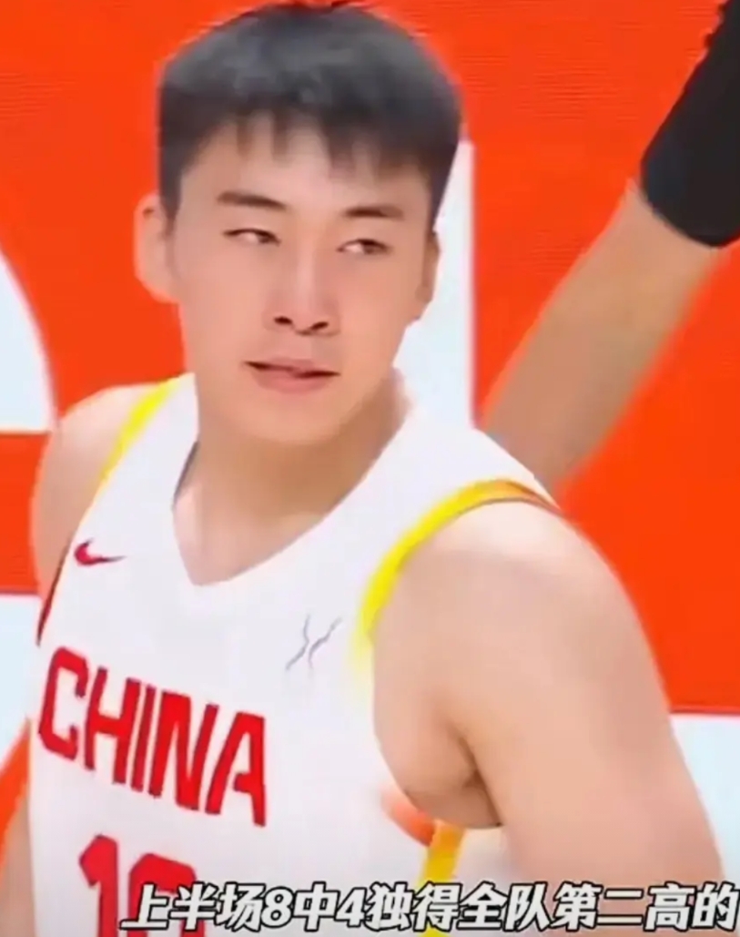 王俊杰在本届男子篮球亚洲杯中表现比较出色，在小组赛成绩能够得到11.3分2.7篮