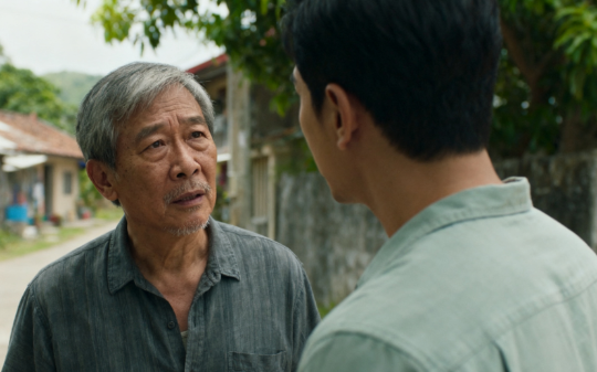 女儿嫁新加坡富豪后每年都寄钱，8年共寄回9千万，父亲飞往圣淘沙别墅区，别墅内的场景让他心如刀割