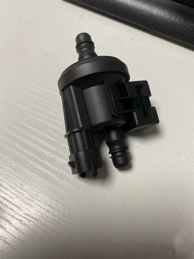 有没有兄弟自己换过这个配件的
加油完点火抖动很严重，某音一搜基本确定是碳罐电磁阀