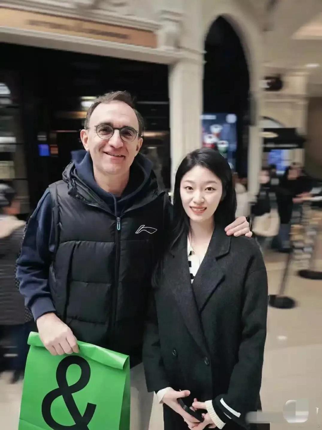 辽宁队乌戈洛佩斯和威尔斯逛青年大街万象城与美女合影。
辽宁队赢下山东，排名进入四